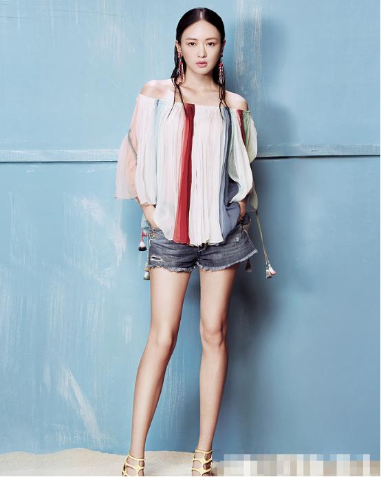 童瑶的腿也太直了吧穿上短裤后更抢镜腿长真是不输超模