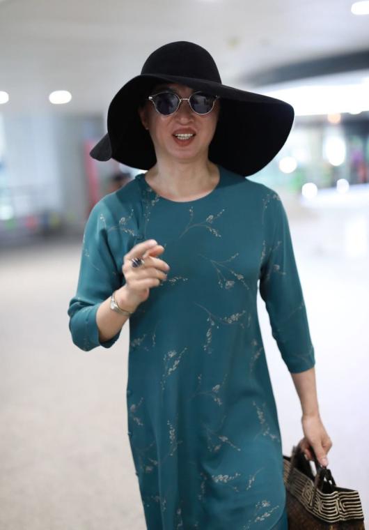 金星近况真的惊到我了走路的姿势太豪气手插在兜的造型有点帅