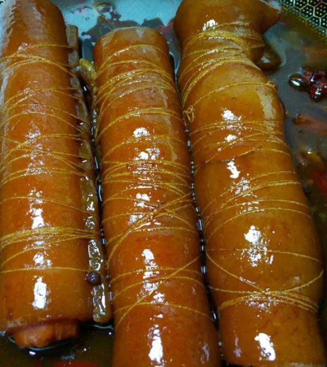 猪皮胶原蛋白含量高,脂肪含量低,卤猪皮卷色香味俱佳,一口难忘