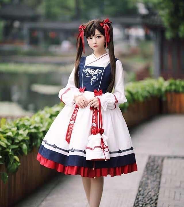 洛丽塔被贬作奇装异服穿洛丽塔上学上班的人都很low吗