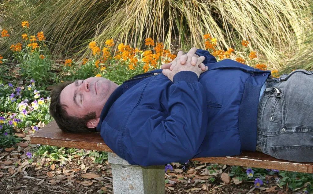 睡公园,吃剩菜啃凉馍,偷偷在厕所洗澡的年轻人,却被人喊为躺尸