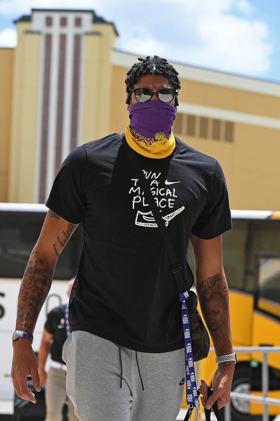 浓眉戴护目镜参加训练,向记者透露将出战明日揭幕赛