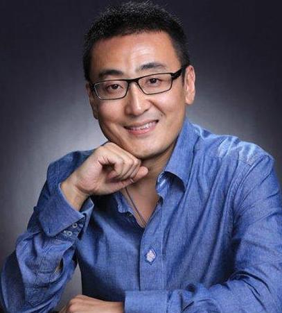 那是在窦文涛读中学的时分,黉舍要举办一场演讲角逐,兼任语文先生的