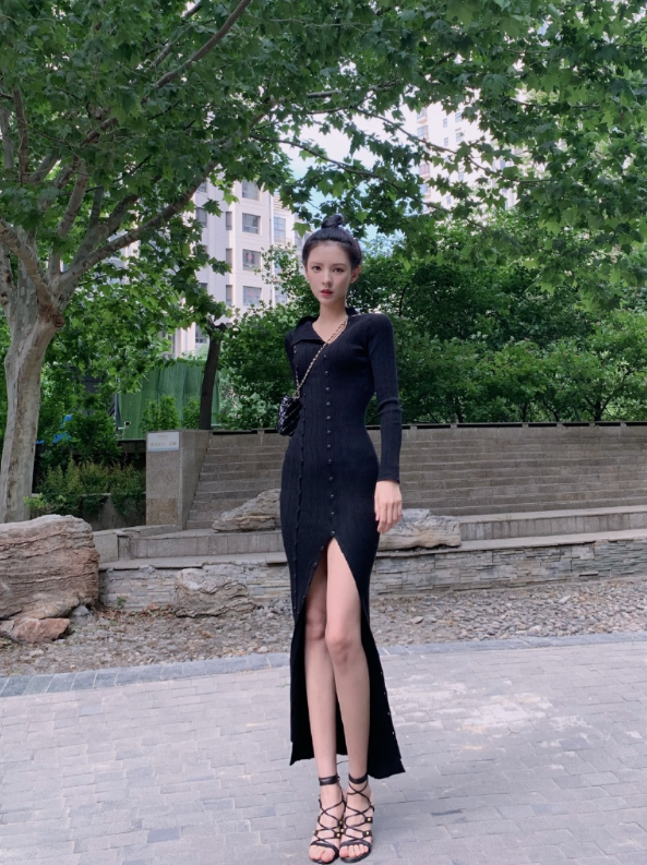 通过这个姿势就可以看出好身材了,显得腿长,其实张予曦的身高并不算