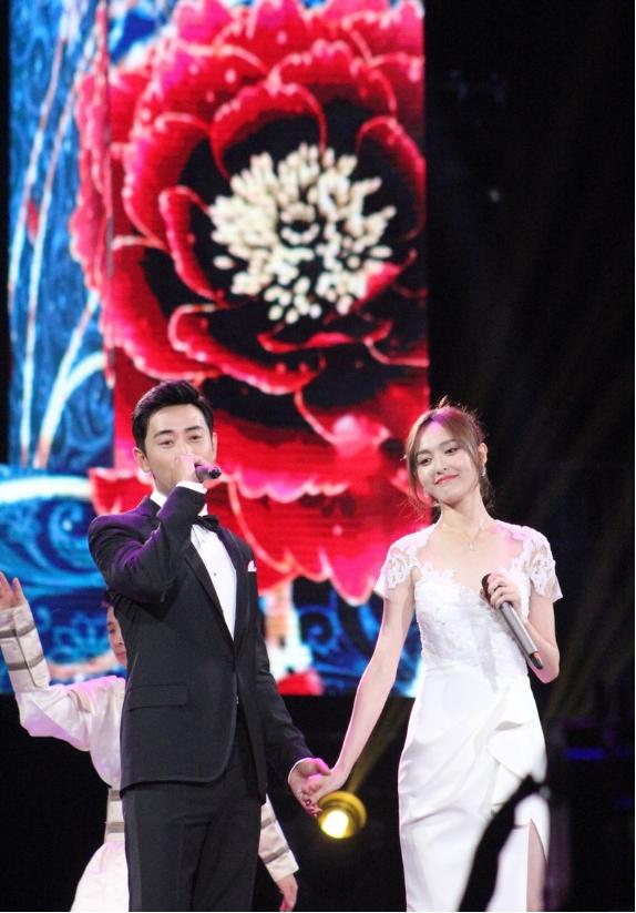 唐嫣真是太爱罗晋了,穿身高级白唱歌,对望的瞬间世界都融化了