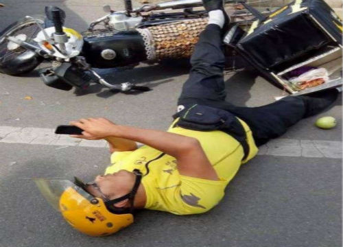 外卖小哥遭遇车祸摔倒在地随后他的第一反应让人感动