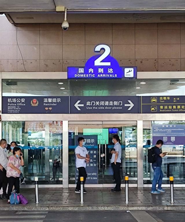 上午去青岛流亭机场接客,错了,去接了个客人.