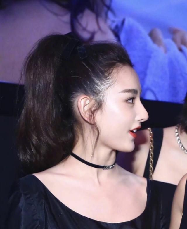 宋祖儿鼻子很优越,但是从正面看是小鸡嘴,从侧面看,不仅下巴后缩,还有