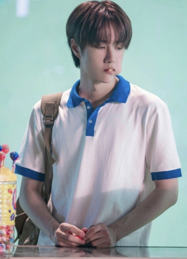 自曝上学时期没人追的王一博看清他的校服照后这谁敢追