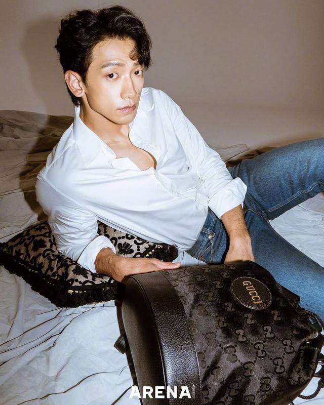 37岁rain新刊帅回小鲜肉背心搭豹纹外套秀肌肉线条,毫无油腻感