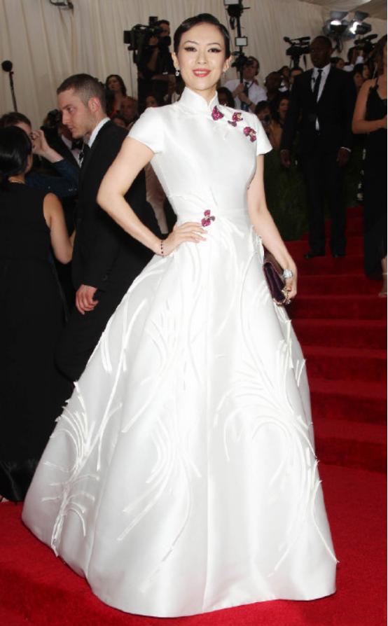 这次章子怡的造型设计却并未走旗袍修身的老路,而是加入了类似婚纱大