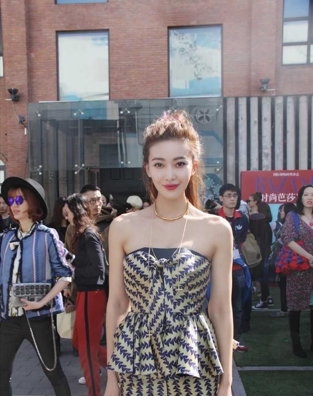 周知难得惊艳一次穿抹胸衣配小脚裤去看秀身材比例太完美