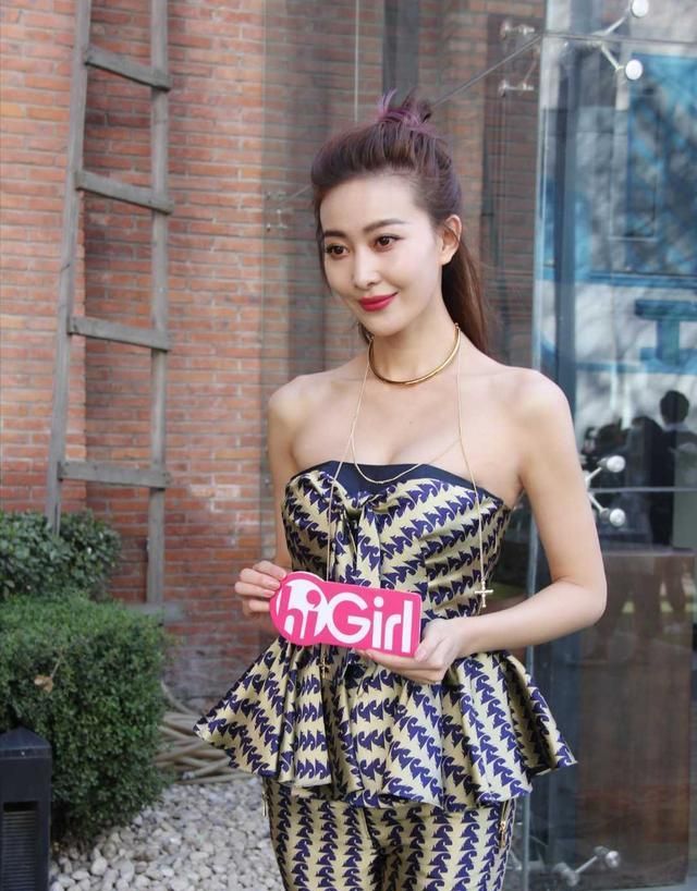 周知难得惊艳一次穿抹胸衣配小脚裤去看秀身材比例太完美