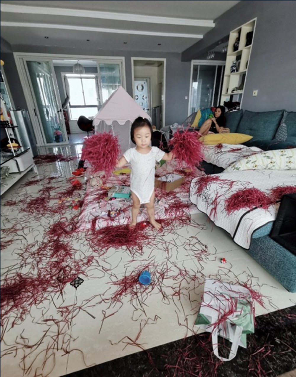 秦凯2岁女儿房间弄得一团糟宝妈何姿一脸淡定不愧是奥运冠军