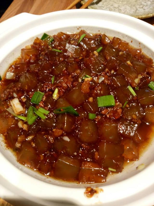 河南特色街头小吃又来了,炒凉粉.满满蒜香味,滑嫩爽口