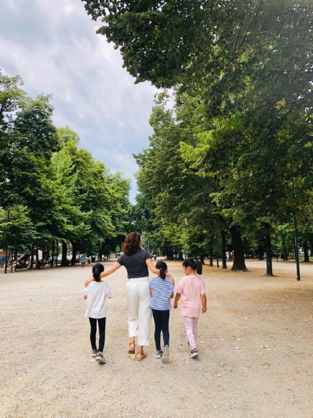 黎姿晒三个女儿,面对孩子长大内心矛盾,母女四人同框满屏长腿