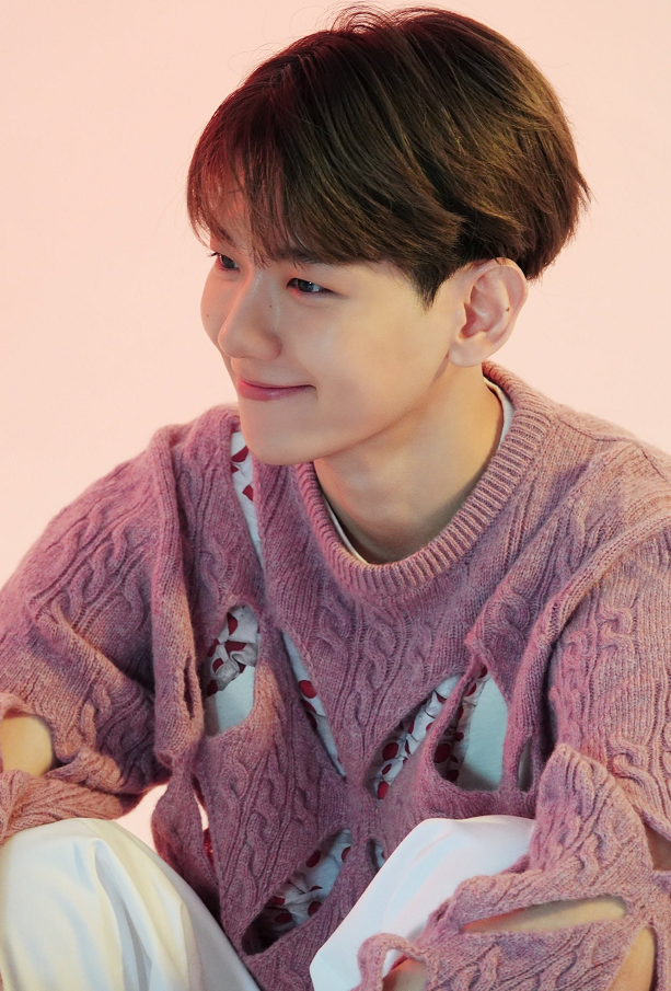 边伯贤的毛衣穿搭看起来很正常内搭的却是少女心爆棚的小裙子