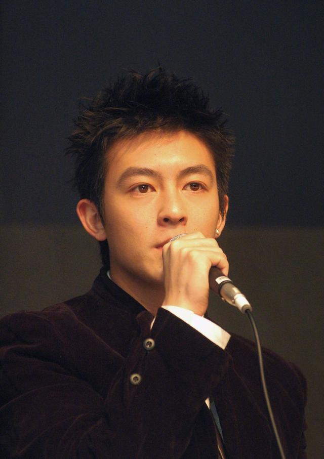 陈冠希素颜时尚大片寸头造型少年感爆棚重回精致男神行列