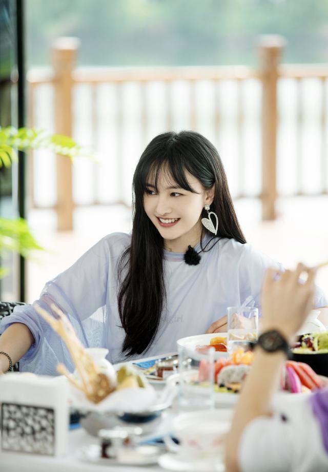 郑爽夏日森系造型美到爆!一袭休闲装秒变盛世美颜,笑起来太甜了