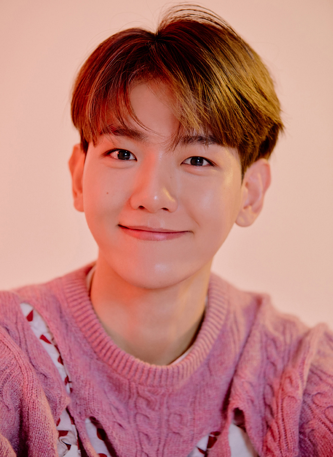 边伯贤的毛衣穿搭看起来很正常内搭的却是少女心爆棚的小裙子