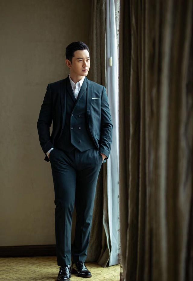 42岁黄晓明私服走机场,黄毛衣配牛仔裤简单随性,气质不比少年差