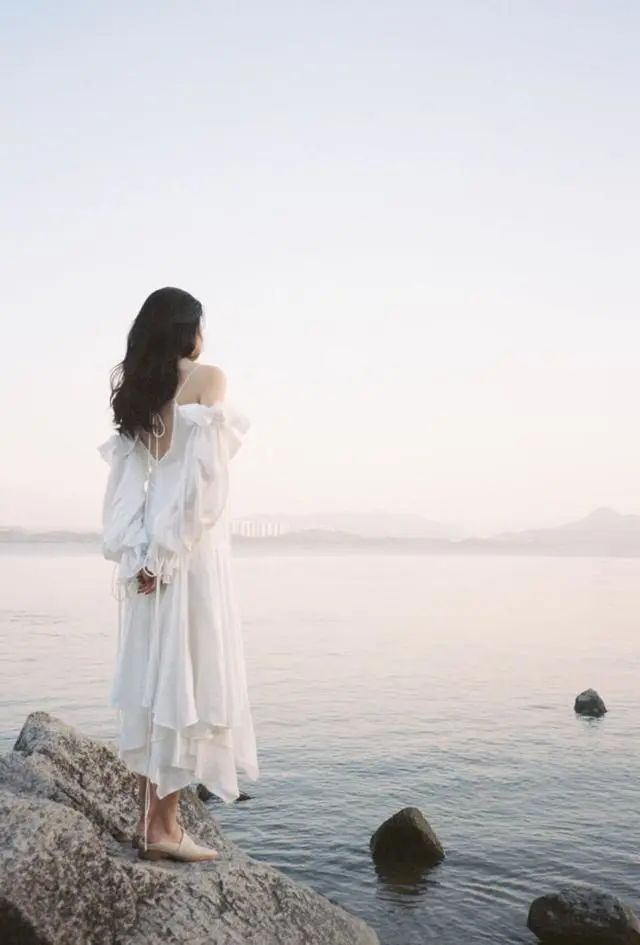 比如拍摄侧背影的方法就很不错,一来侧背影比背影照更能凸显身体的