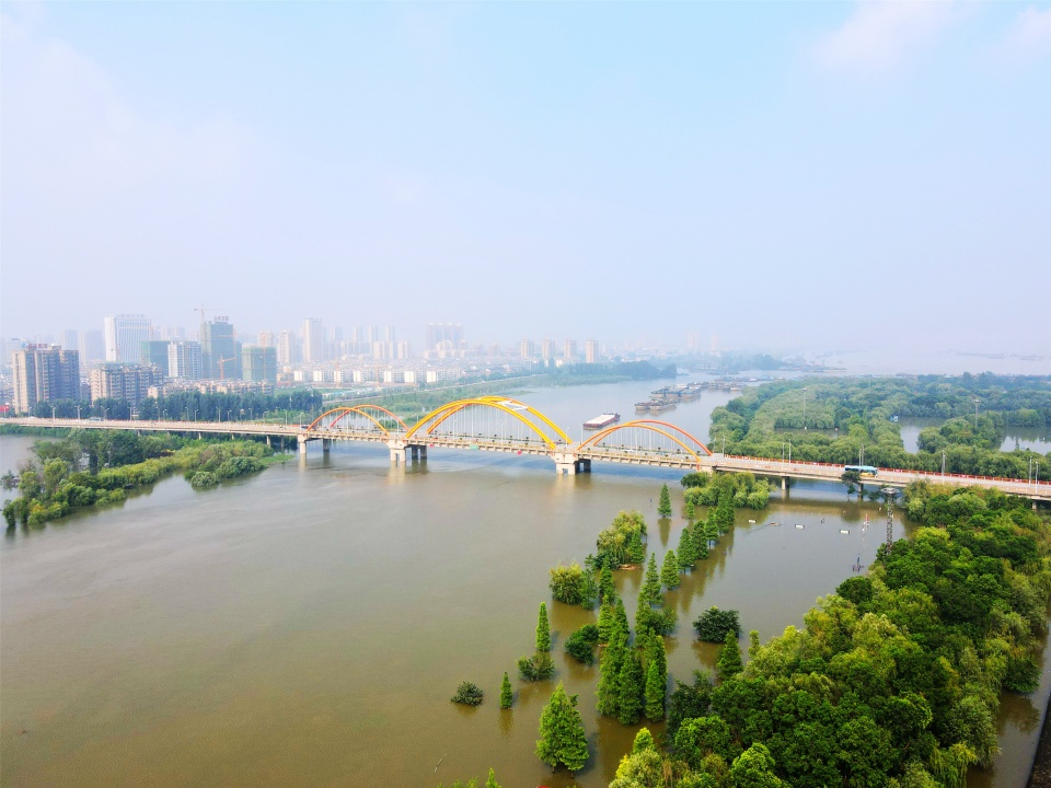 图为怀远县涡河三桥段,一些船只停在桥的一边,无法前行.