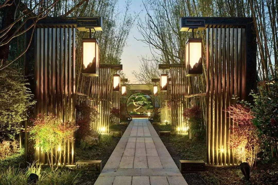 结合现代的造园工艺,运用框景,对景,漏景,夹景,透景,障景等设计手法