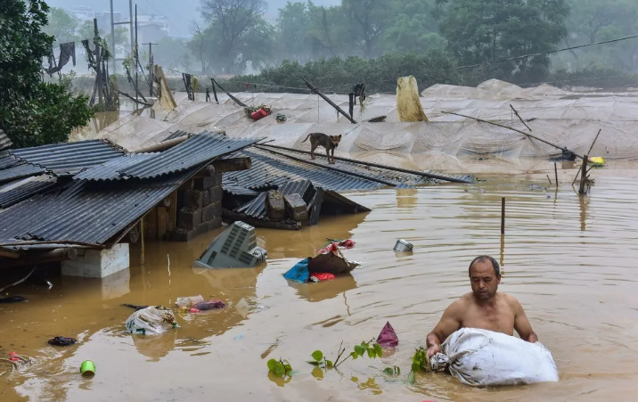 流离失所;楼房,成了水帘洞;道路被冲垮,汽车被冲毁;城镇被泡在水里