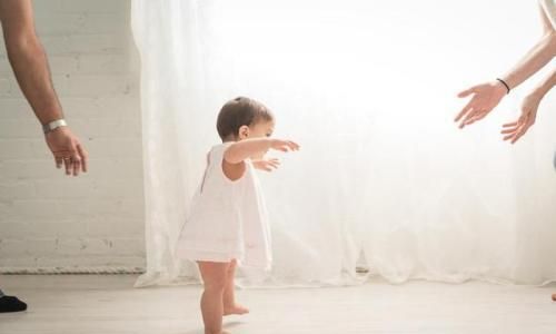 1岁宝宝走路晚,被指责智商低!关于宝宝走路,这几点情况要注意