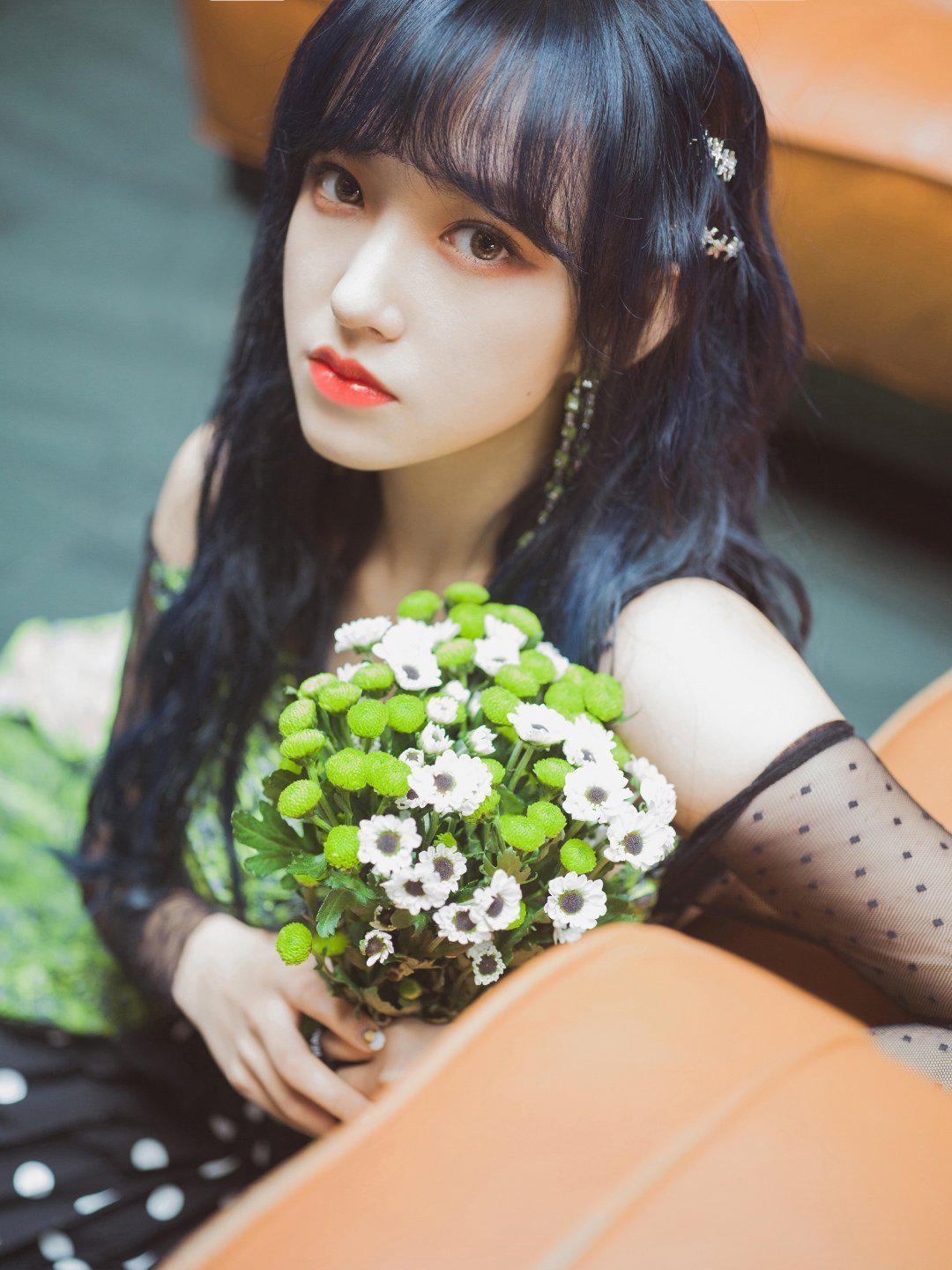 程潇节目造型,孔雀绿露肩长裙优雅气质,钻石流苏发卡活泼可爱