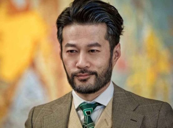 30岁进入娱乐圈和众多一线大牌合作如今却还是不温不火