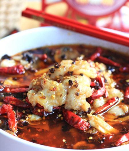 香辣水煮鱼,汤色红亮诱人,鱼肉滑嫩入味,麻上头,辣过瘾,巴适