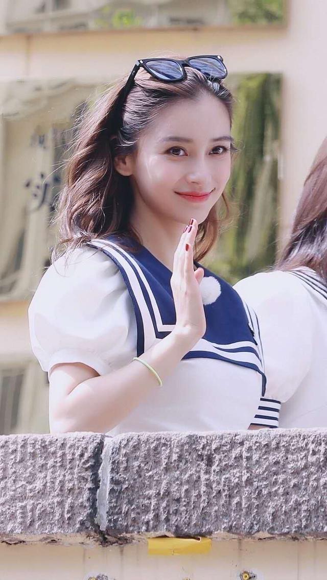 杨颖水手服造型太嫩,蓝白风短袖配紧身牛仔裤,哪像31岁的人