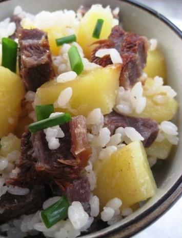 用电饭锅做土豆牛肉焖饭饭菜一锅出菜软烂米香甜百吃不厌