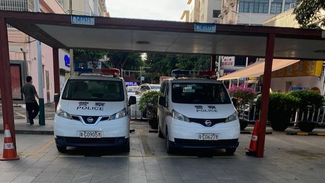 的实用性和性价比,不少地区的警察都选它当警车,图为nv200警车涂装