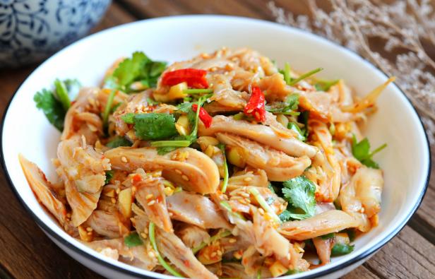 夏日凉拌菜推荐-凉拌手撕鸡腿,鸡肉香辣爽口不油腻,下饭解馋