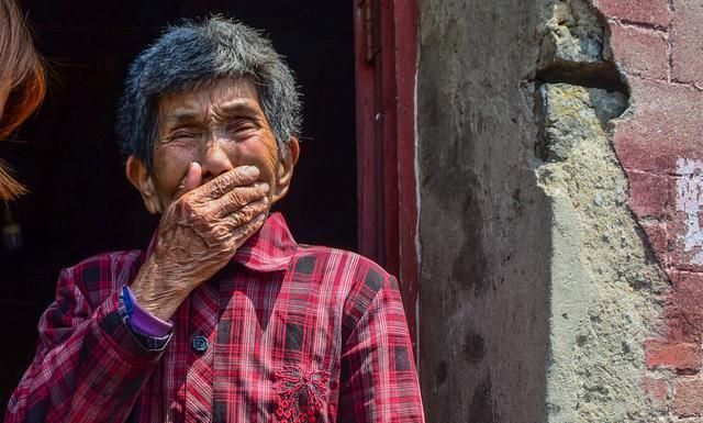 老人70岁被强送敬老院,哭着告诉身边人:女儿和儿子不一样