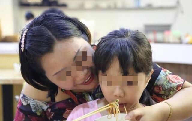 母子俩饭店吃饭，刚走出门老板就叹气：这妈妈以后要住养老院了