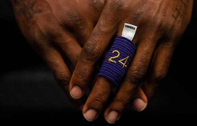 德比前詹姆斯抛镁粉,晒科比24号护指,全体单膝跪地