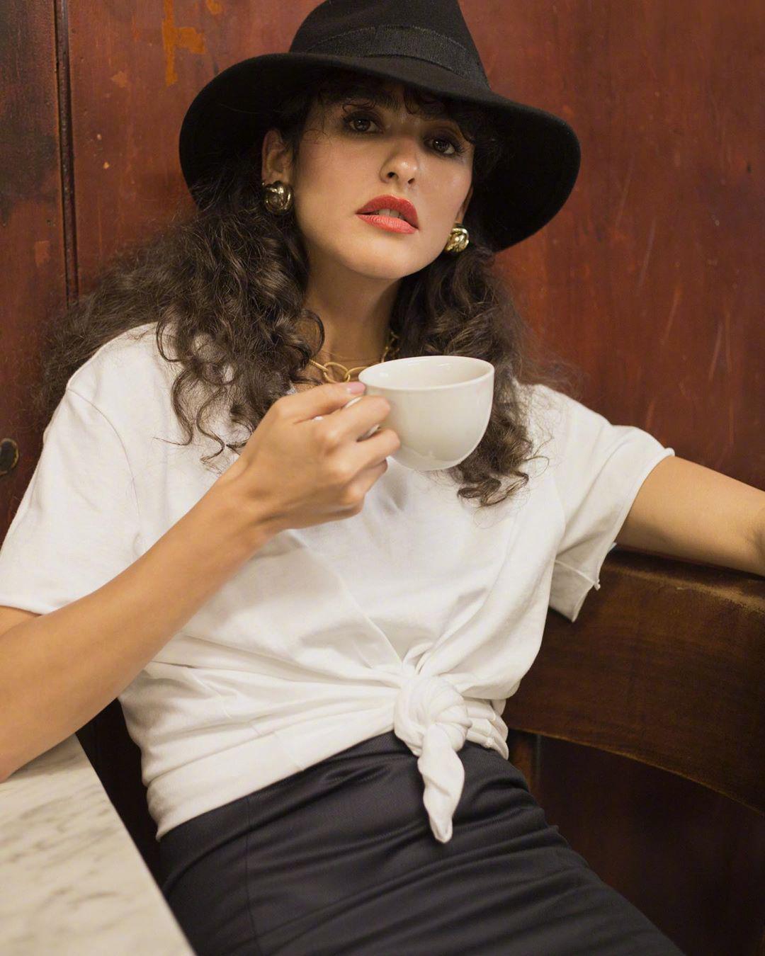 法国女人以优雅精致的穿搭给人留下深刻的美好印象