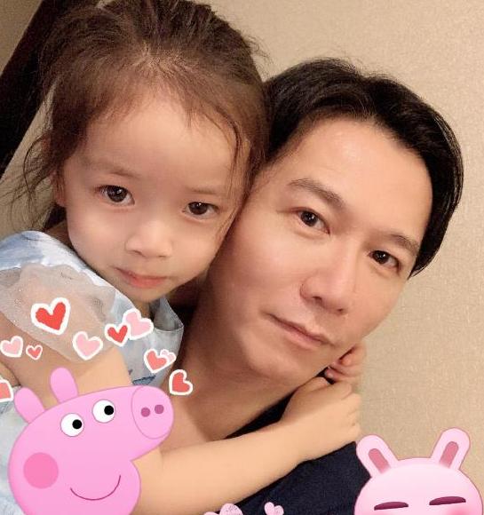 温兆伦在香港的家,女儿跟他相差50年,如今生活却温馨幸福