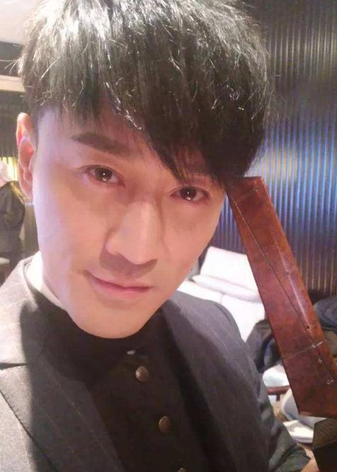 参观林峰在香港的家住在半山豪宅区当中在家每天却煮泡面吃