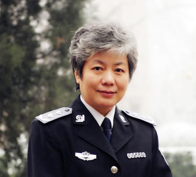 李玫瑾:眼神是关键