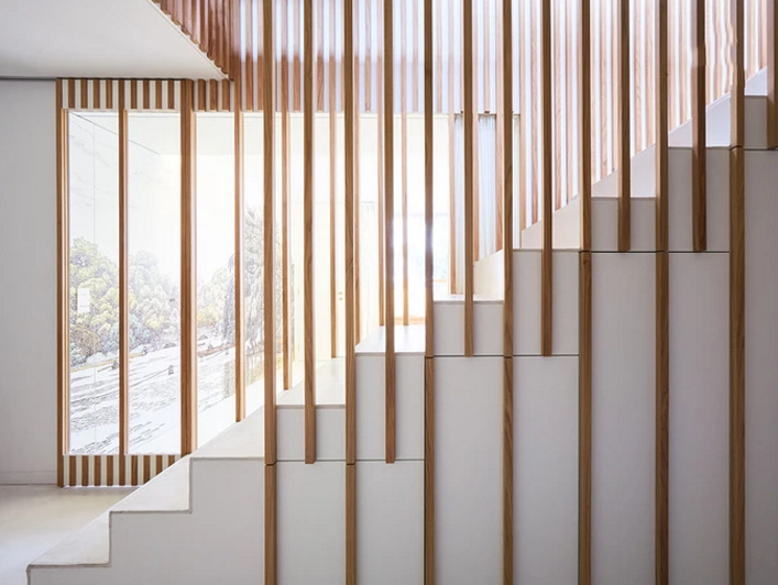 楼梯间用木栅栏从上到下围起来楼下当隔断楼上当椅子有创意