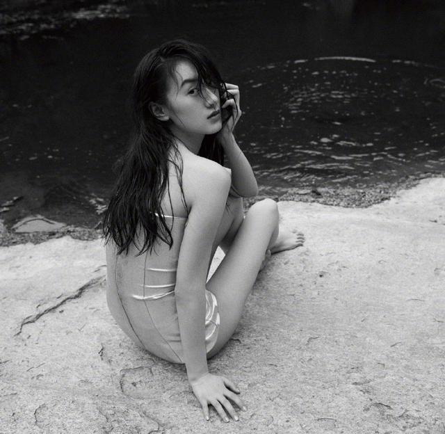 袁冰妍成"森林精灵",穿淡黄色层叠长裙配山茶花,优雅而高级