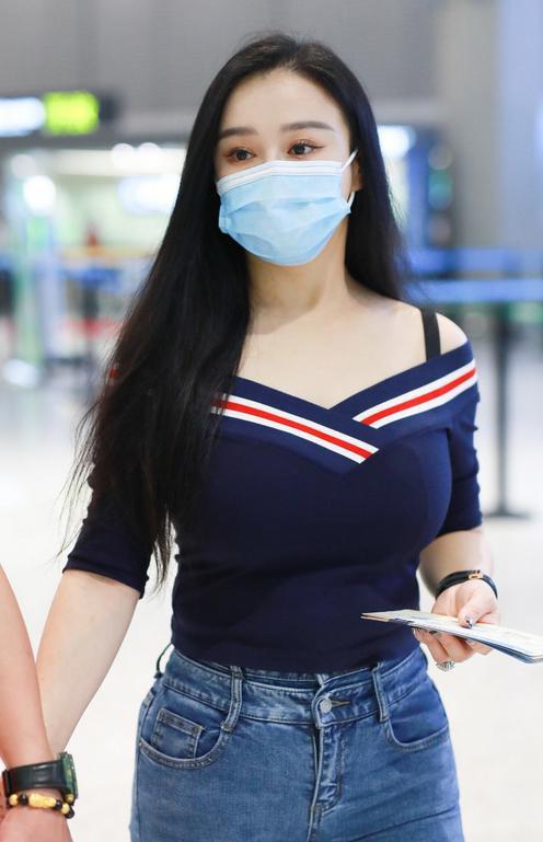 冉莹颖的身材不出道可惜了,穿t恤变"缩水款",这身材真是绝了