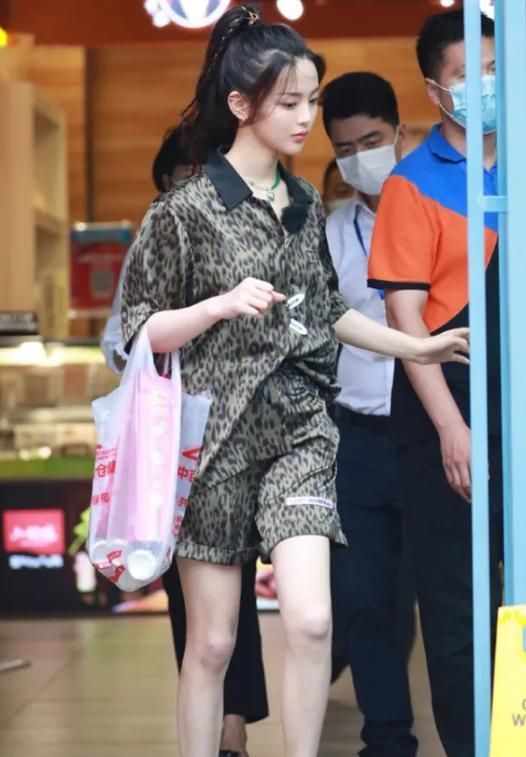 杨超越"下车图"被疯传!当拍到她腿那一刻,还以为自己看花了眼