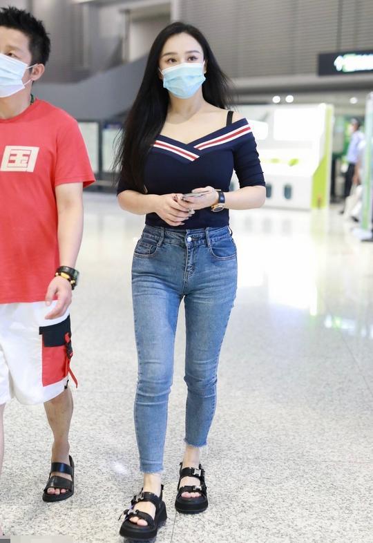 冉莹颖的身材不出道可惜了,穿t恤变"缩水款",这身材真是绝了