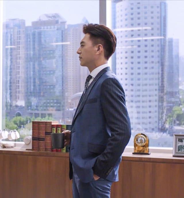 44岁靳东时髦造型,西装 牛仔裤,绅士范十足!职场风显气质